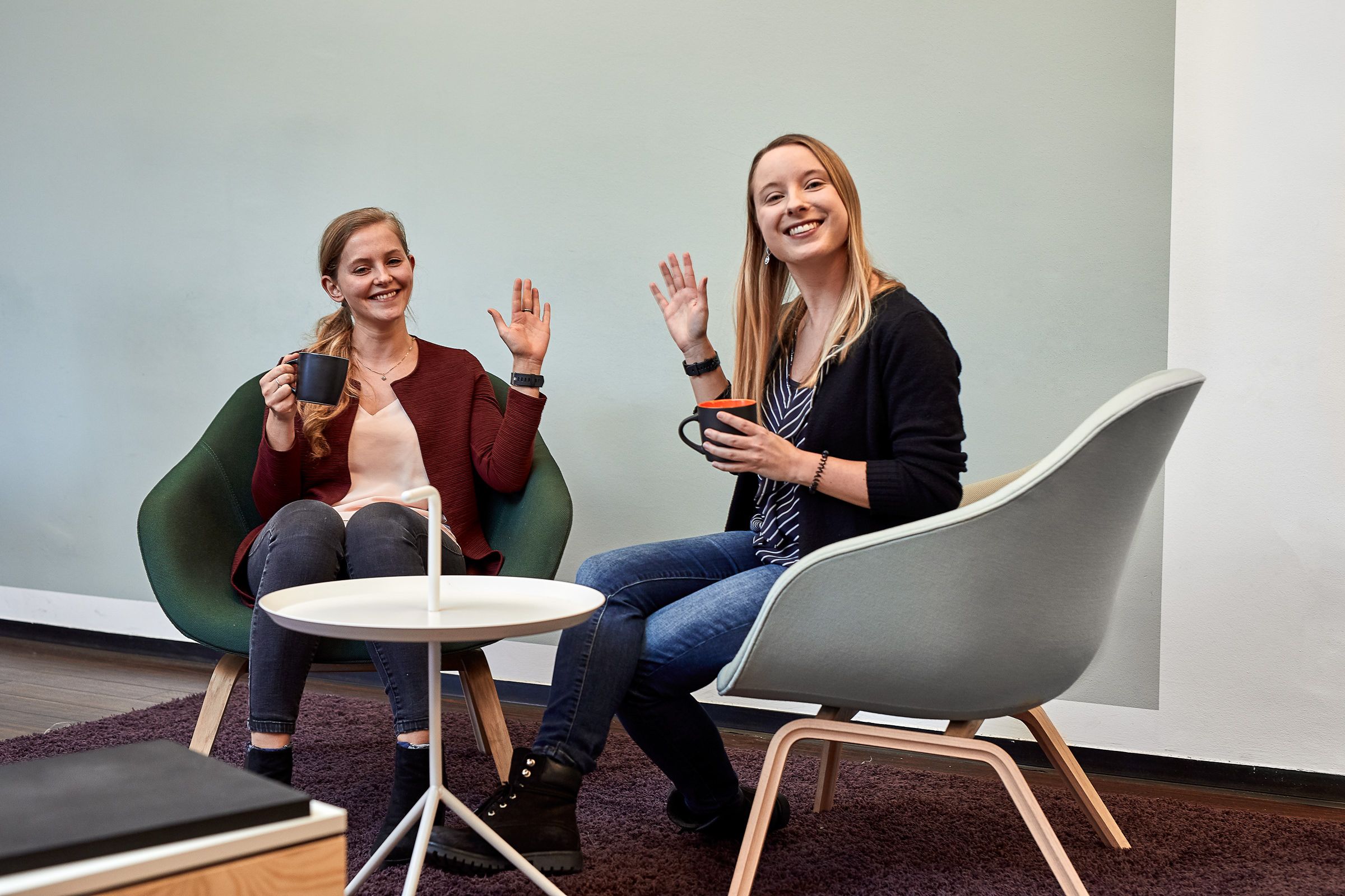 Triff Viola und Julia auf einen Kaffee