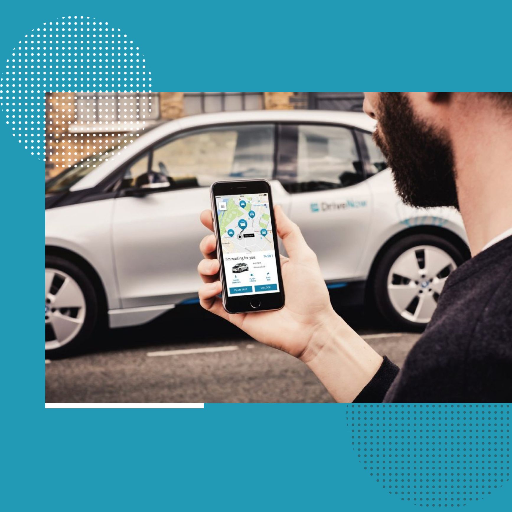 DriveNow Mann mit Smartphone vor Auto