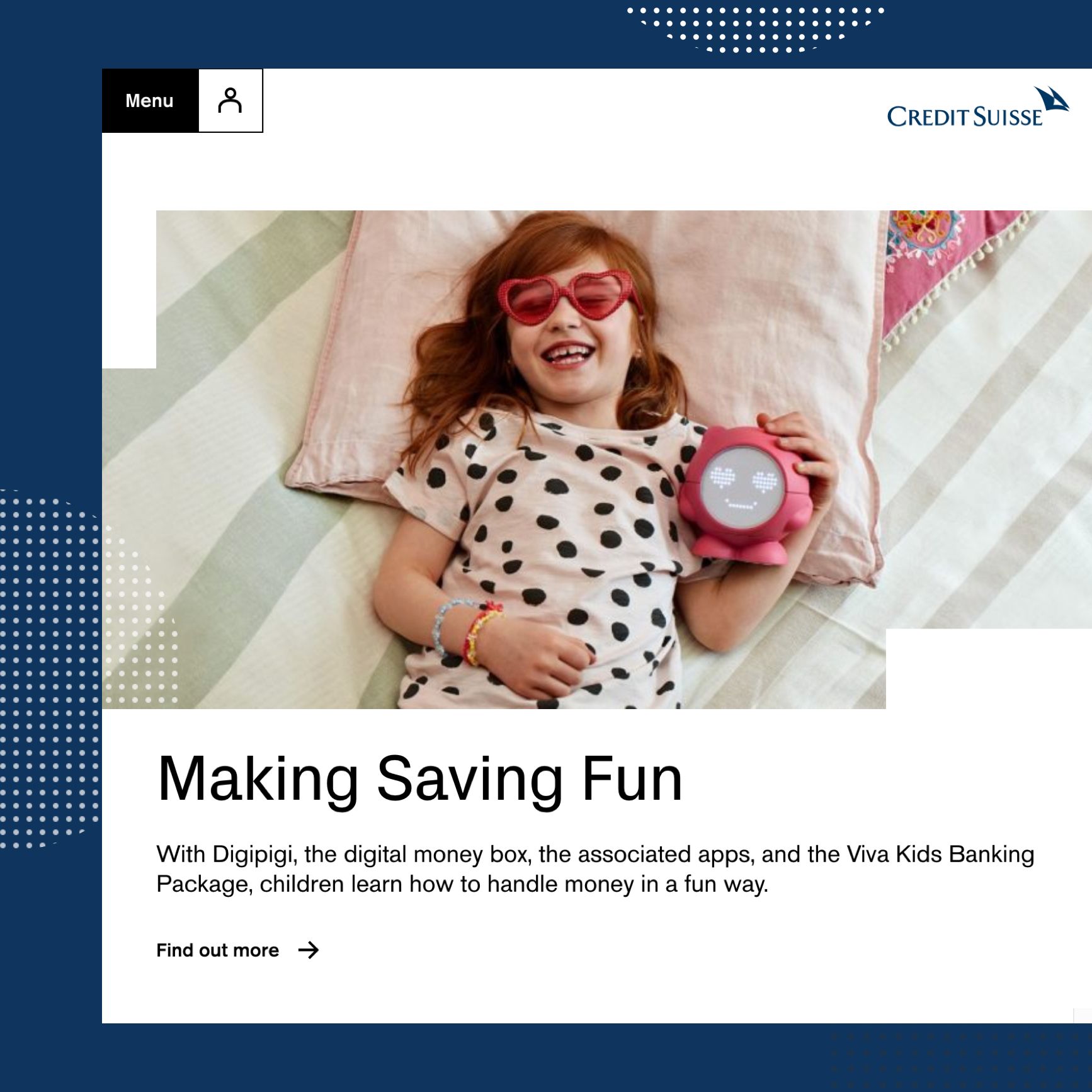 Credite Suisse - Mädchen mit Sonnenbrille liegt auf einem Bett und hat ein digitales Sparschwein in der Hand