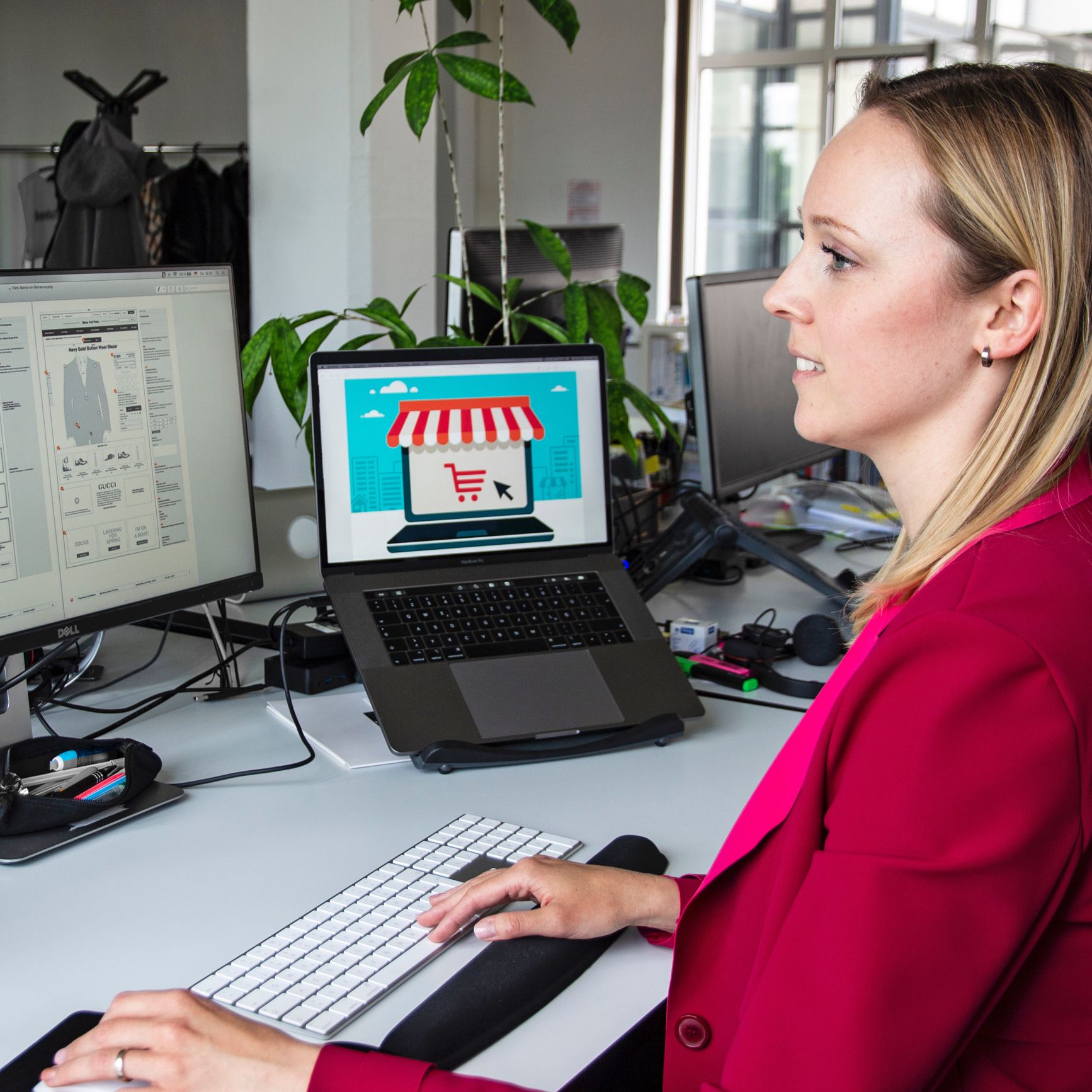 Merkle employee works on the concept of an online shop 