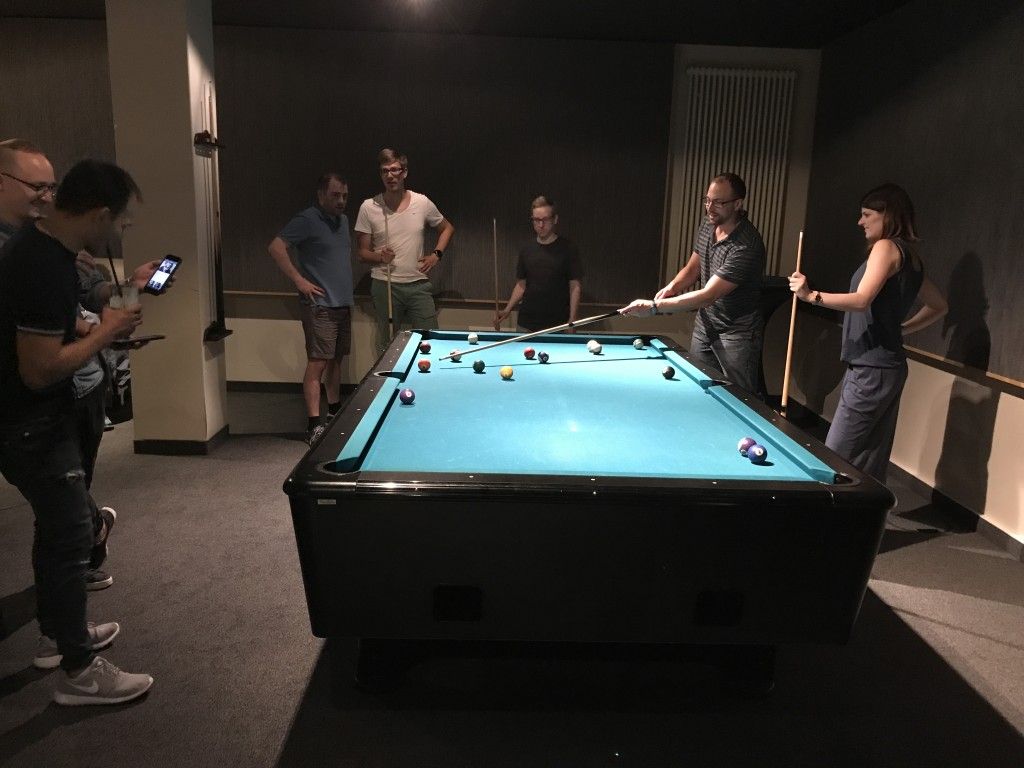 Der Tag wird bei einem Billiardspiel abgeklungen