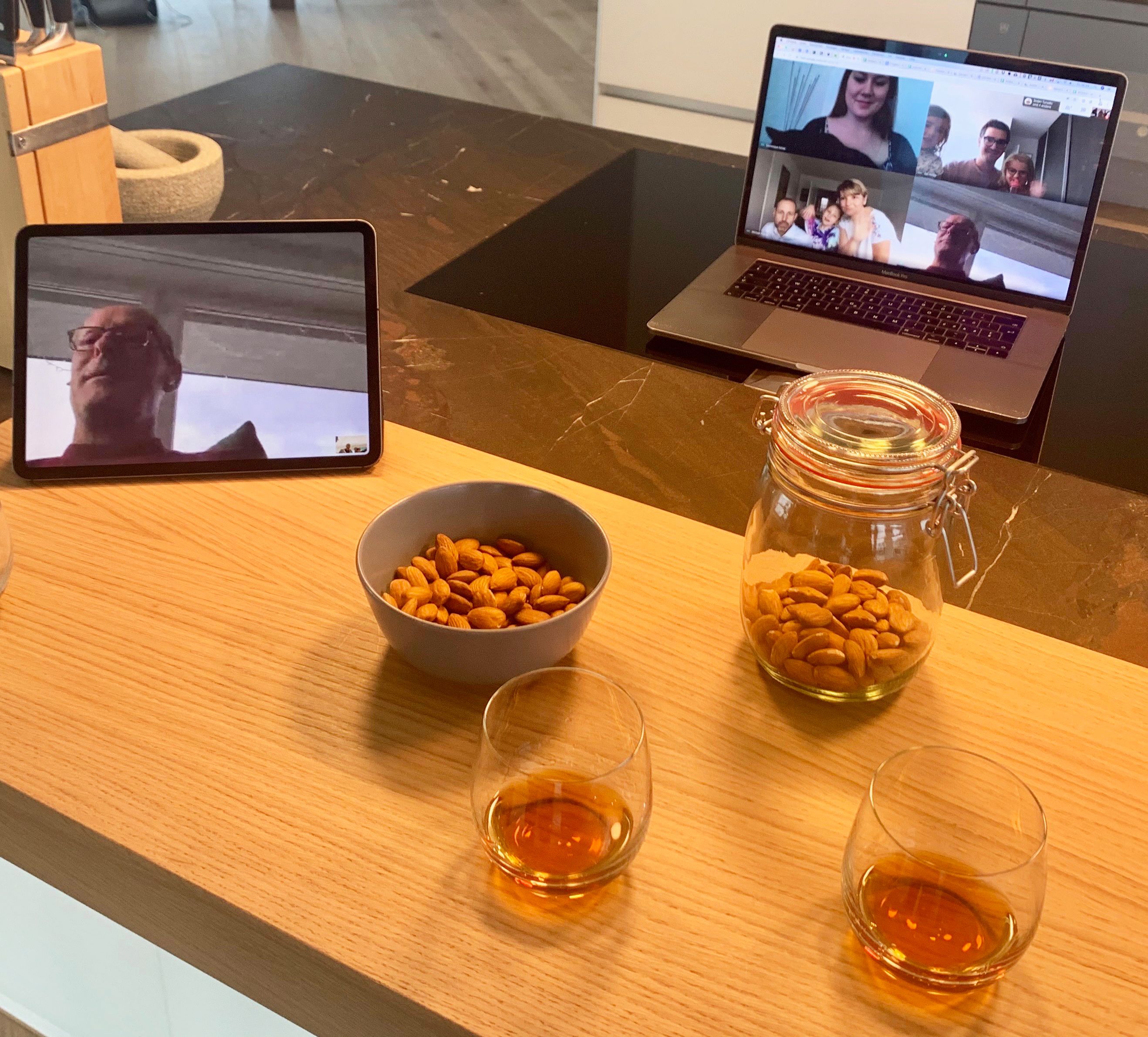 Remote Apero mit Drink und Snacks