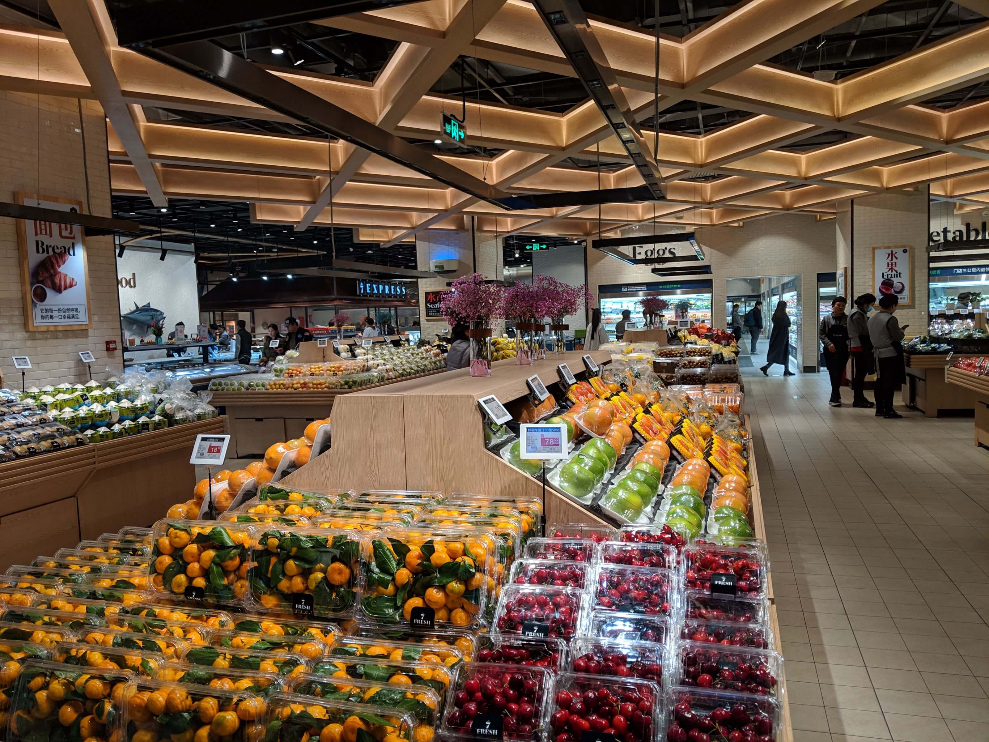 Obst- und Gemüseangebot im Supermarkt