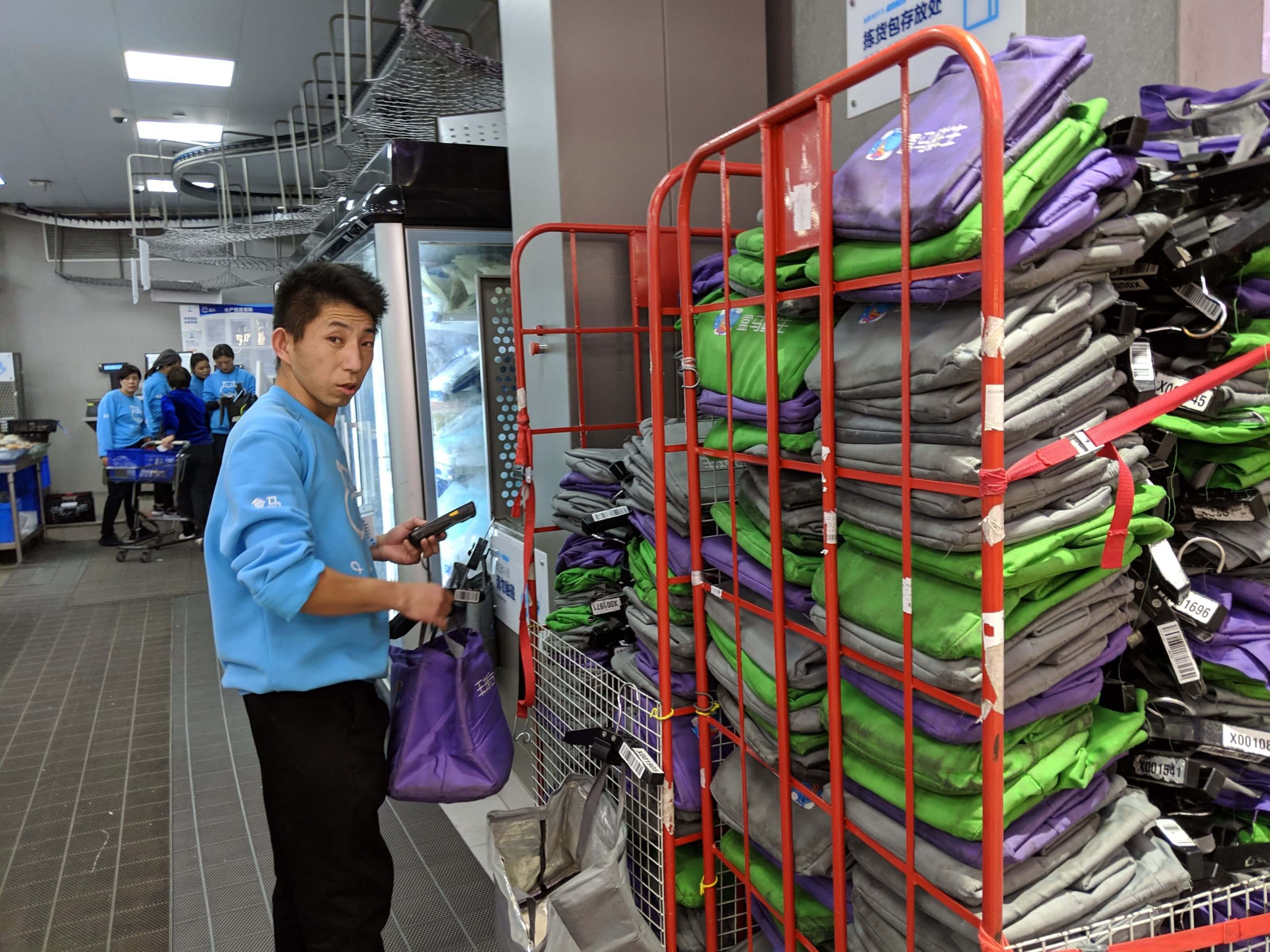 Chinesischer Mitarbeiter in Textilfabrik