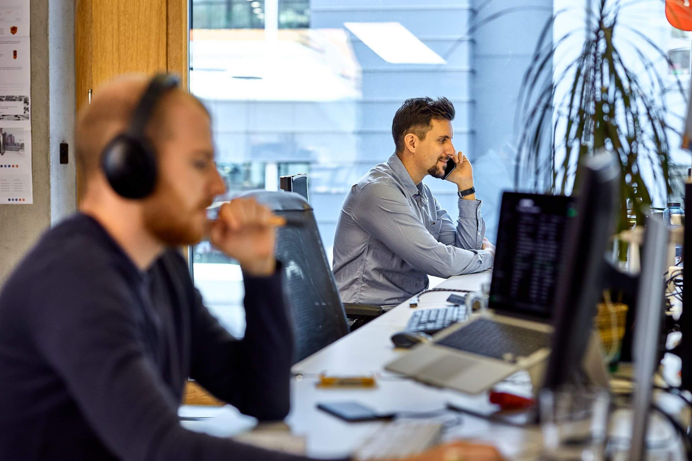 Zwei Kollegen am Arbeiten