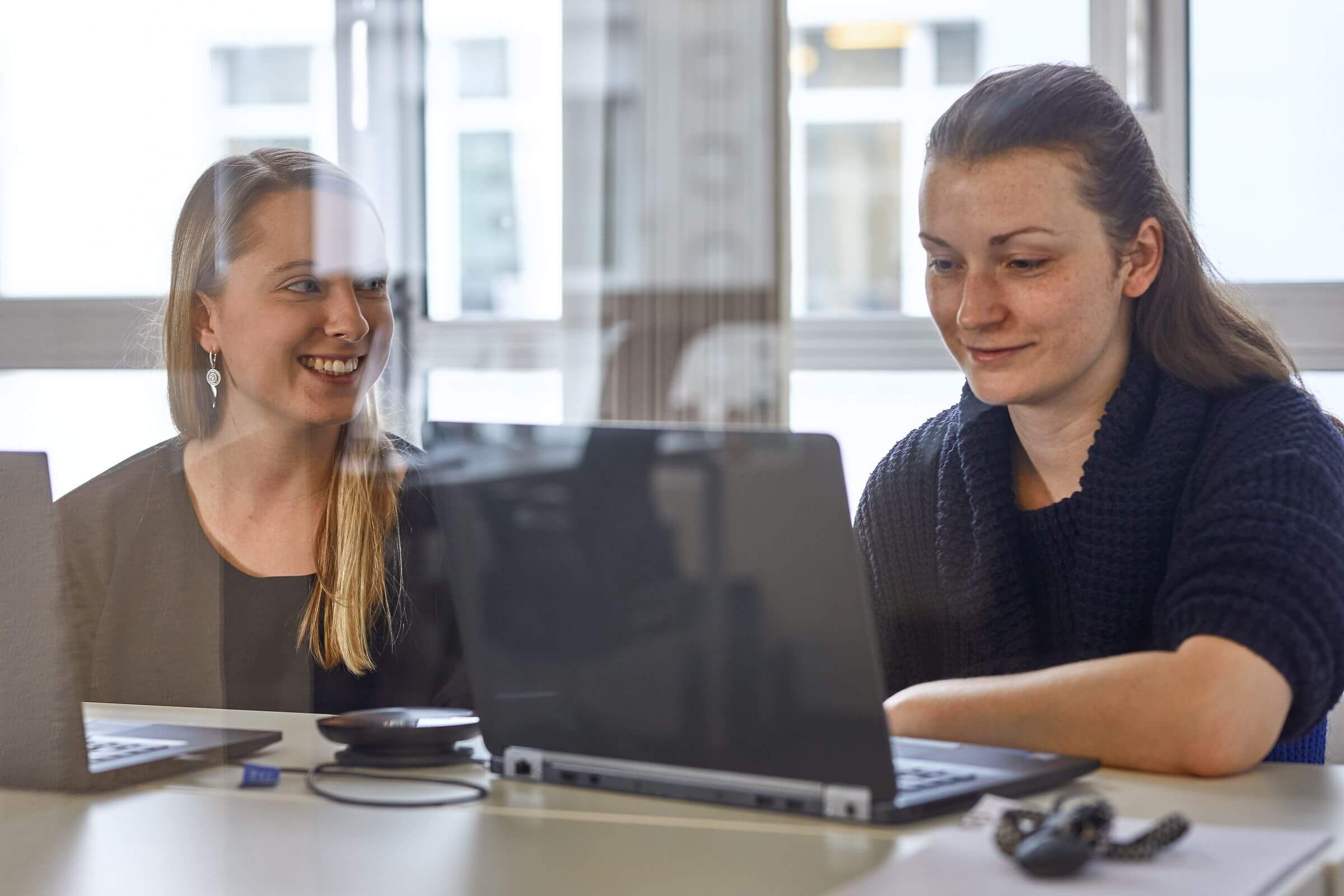 Zwei Namics Kolleginnen am PC