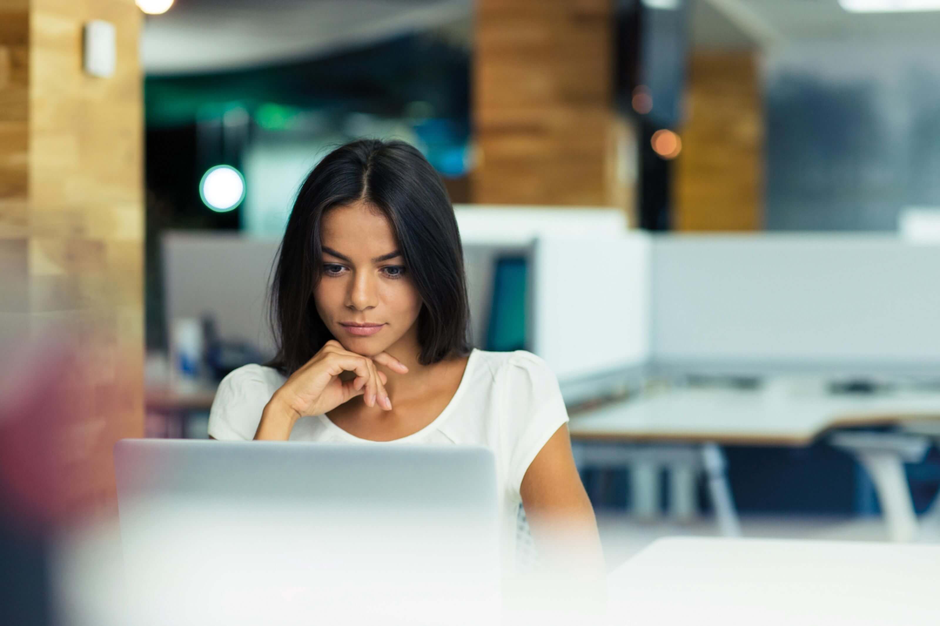 Frau arbeitet am Computer