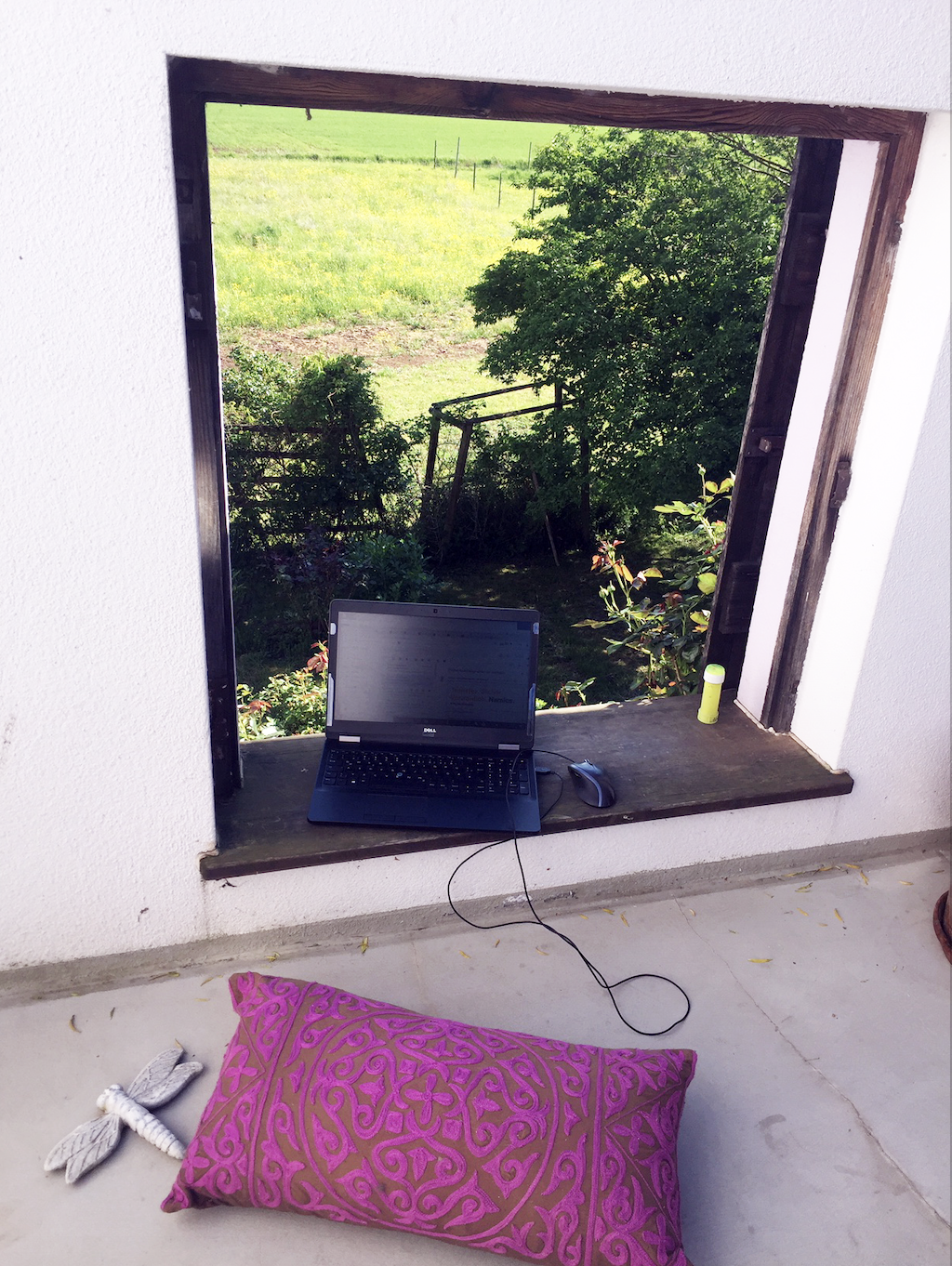 Laptop auf der Terrasse mit Blick ins Grüne