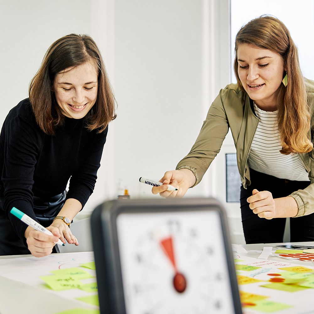 Zwei. Namics Mitarbeiterinnen in einem Workshop