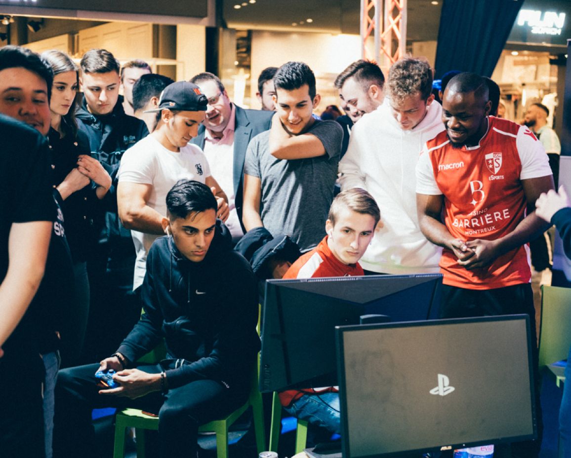 Gamer beim finalen FIFA-Wettbewerb