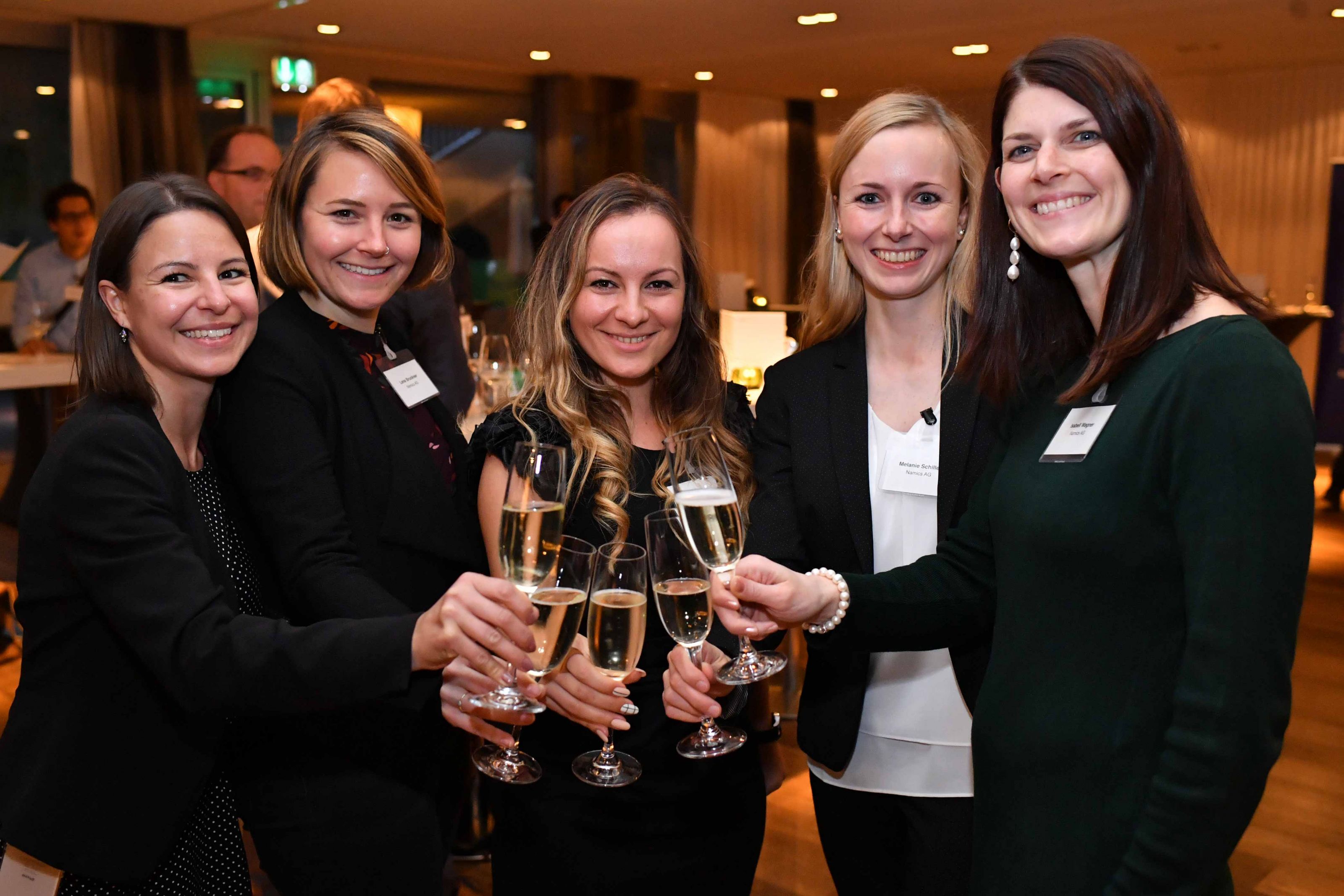 Fünf Frauen stossen bei Smart Business Day mit Sekt an