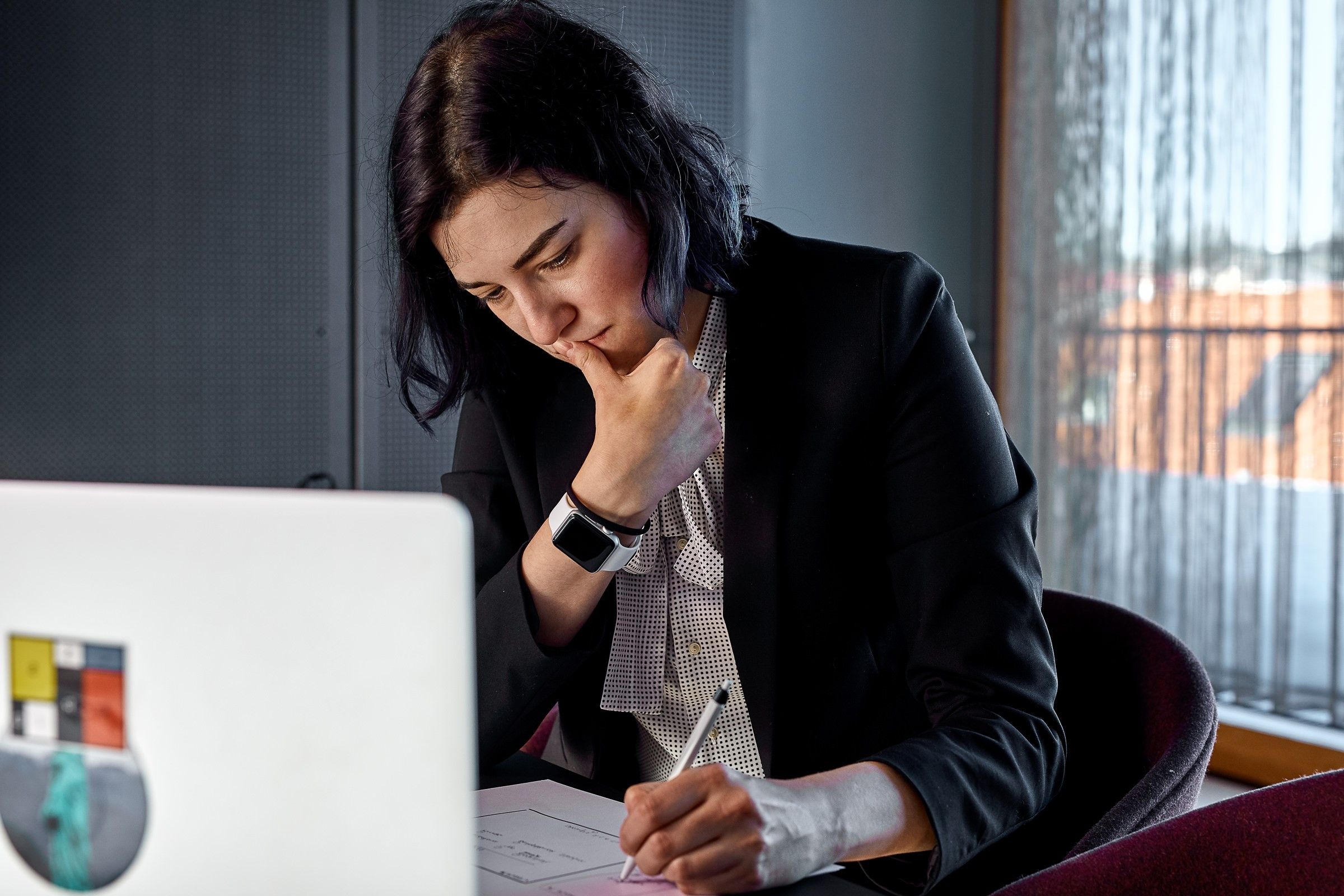 Merkle woman concentrated working